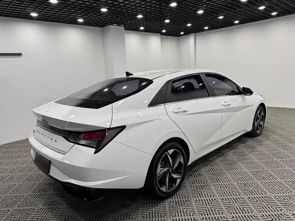 Hyundai Elantra — фото 7
