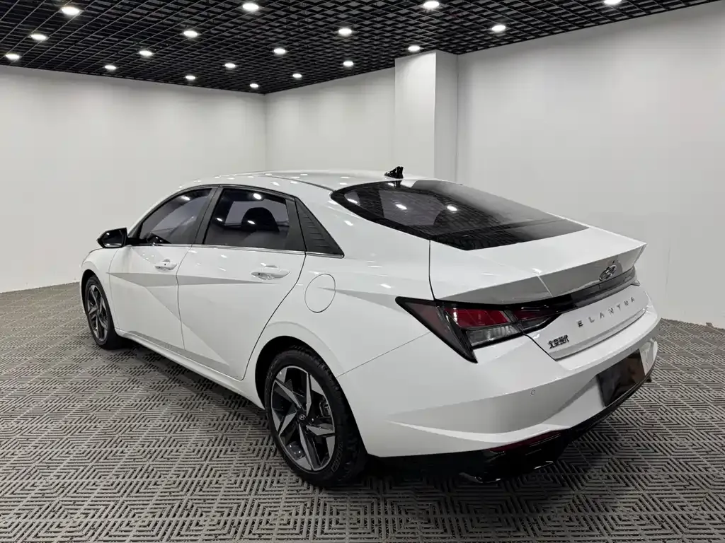 Hyundai Elantra — фото 4