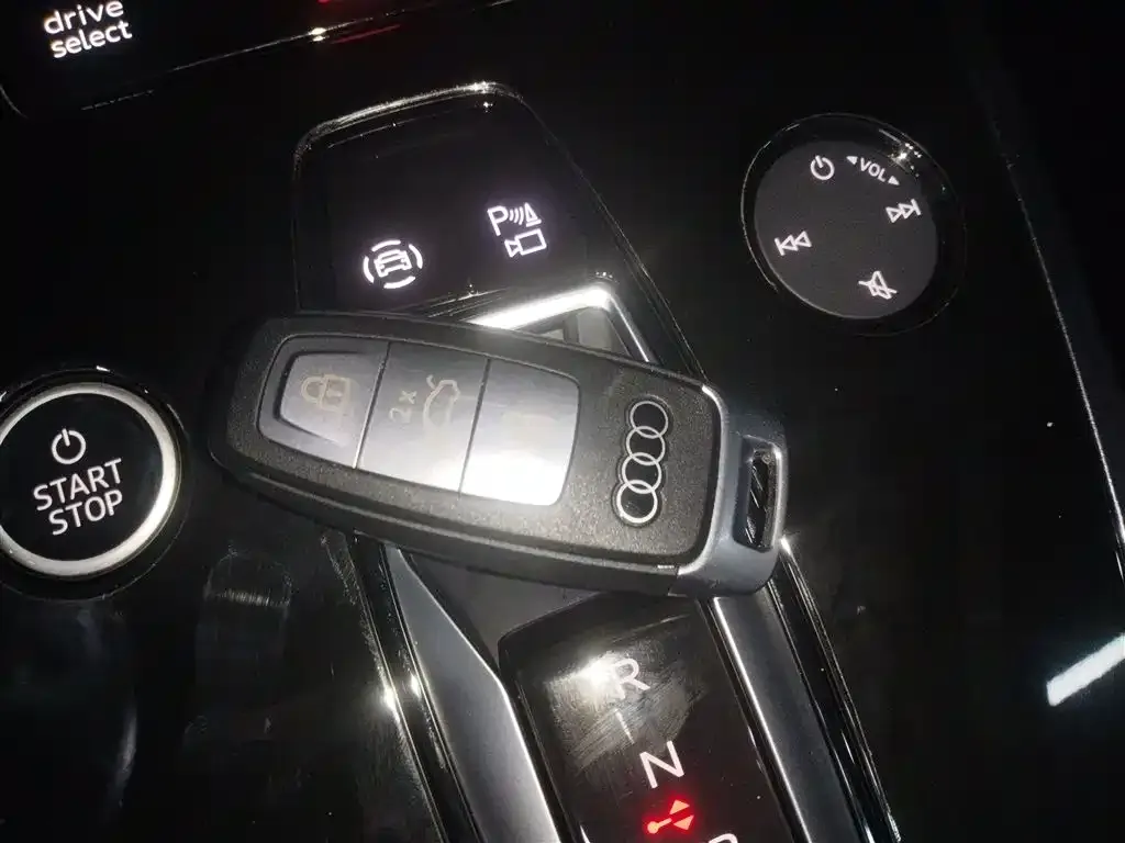 Audi Q4 e-tron — фото 2