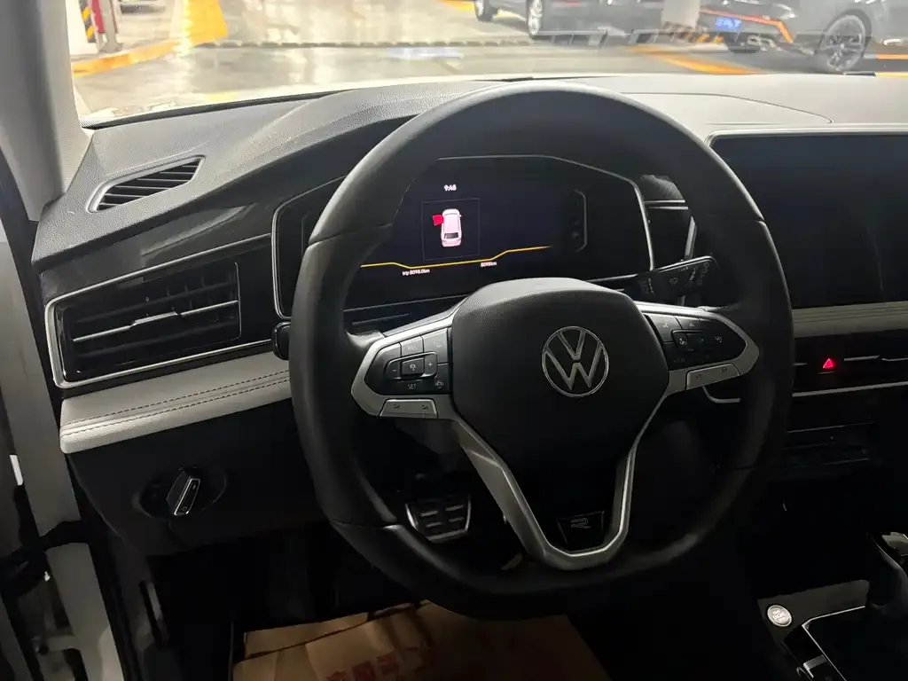 Volkswagen Tiguan L — фото 10