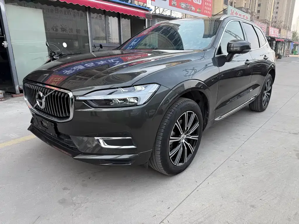 Volvo XC60 — фото 1