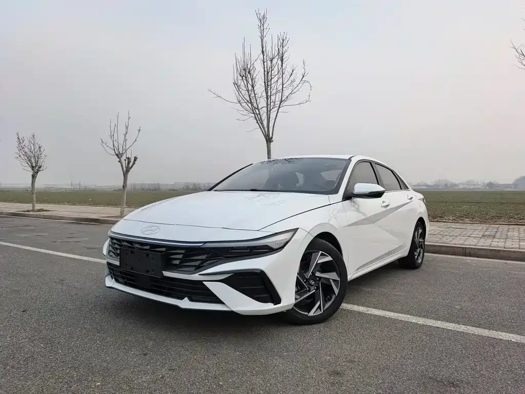 Hyundai Elantra — фото 1
