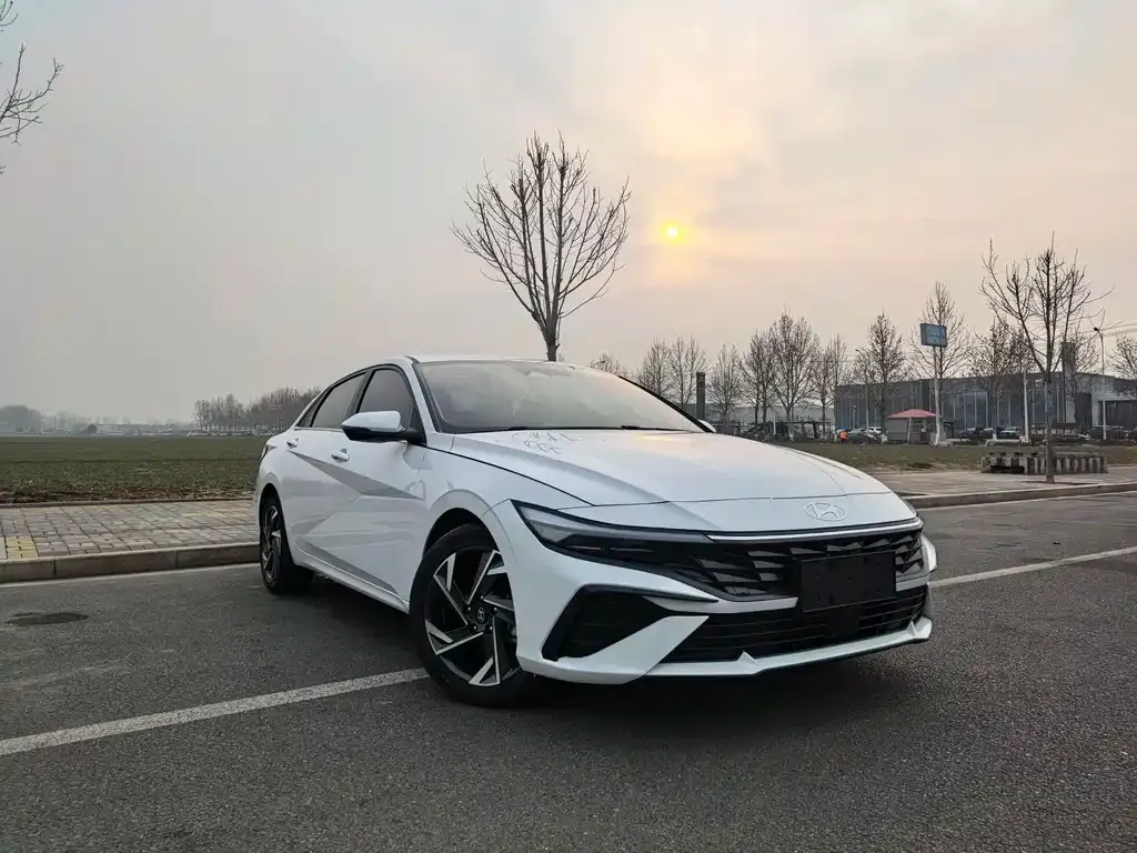 Hyundai Elantra — фото 2