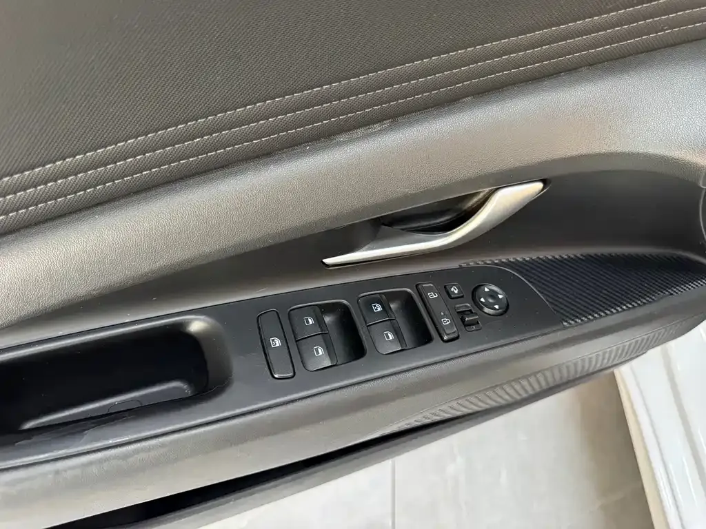 Hyundai Elantra — фото 7