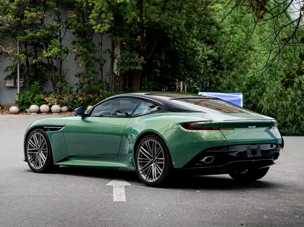 Aston Martin DB12 — фото 10