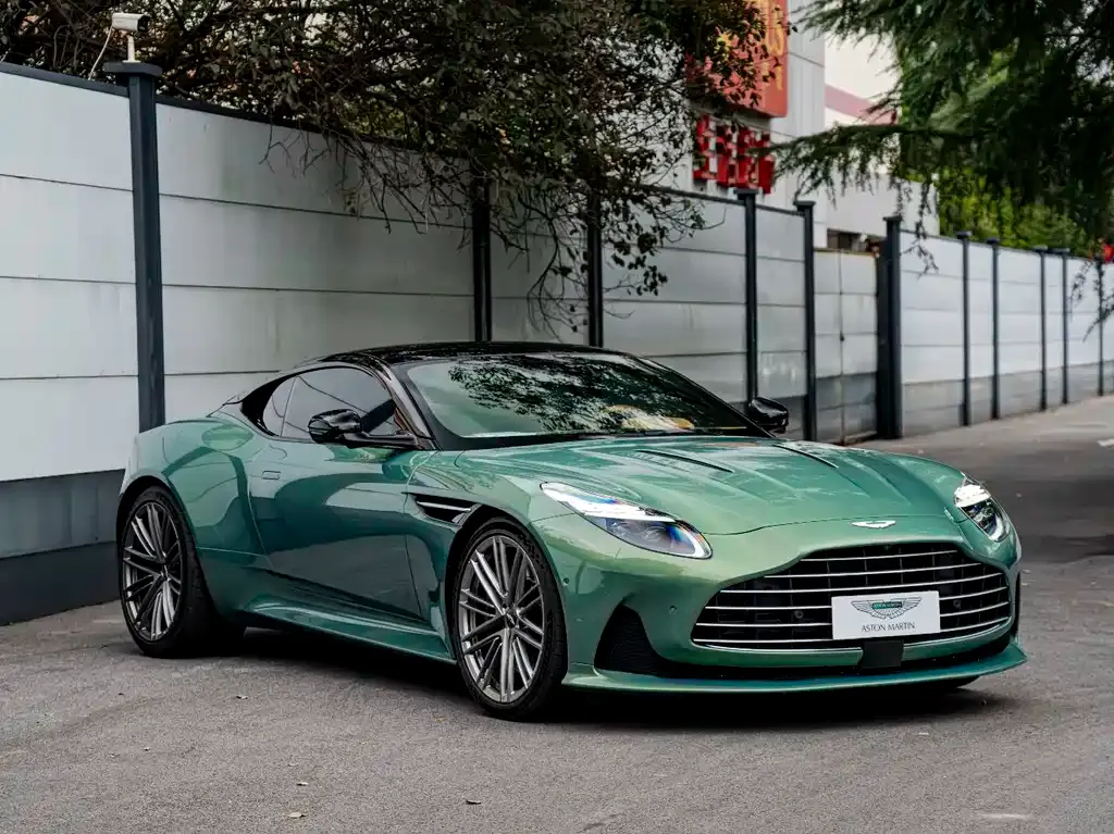 Aston Martin DB12 — фото 4