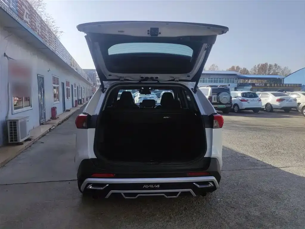 Toyota RAV4 — фото 9