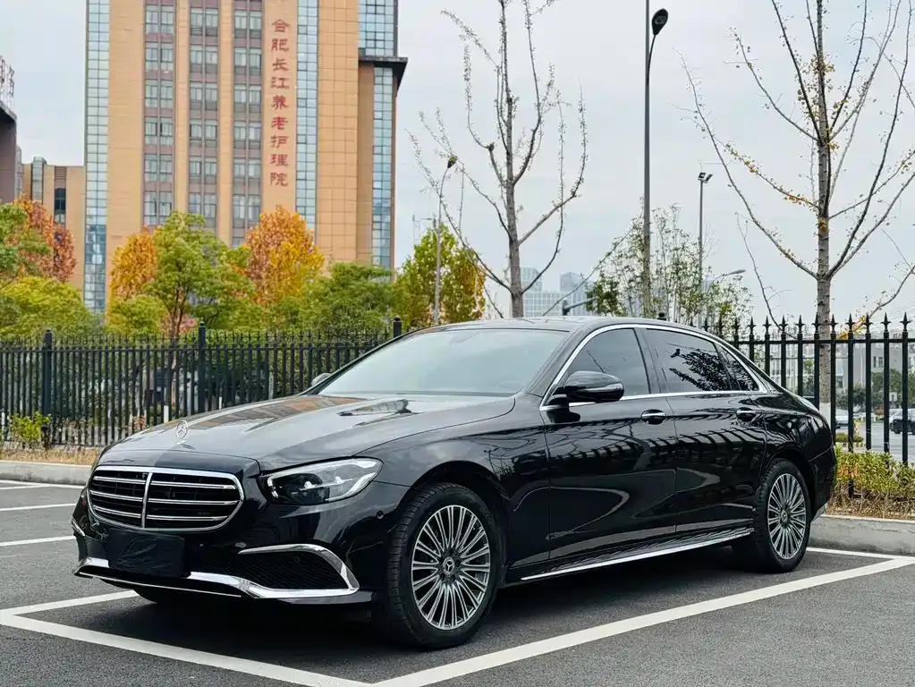 Mercedes-Benz E-Class — фото 1