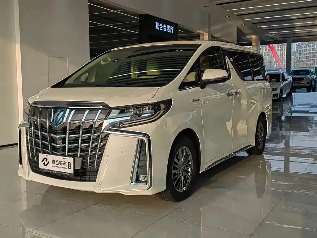 Toyota Alphard — фото 1