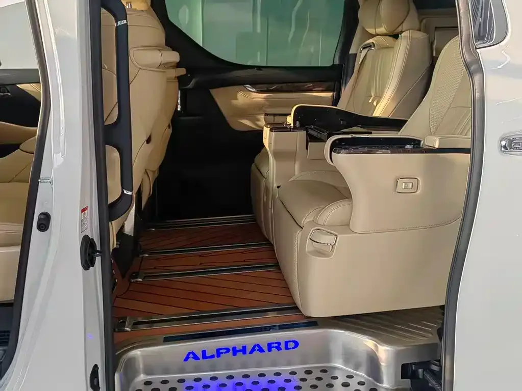 Toyota Alphard — фото 9