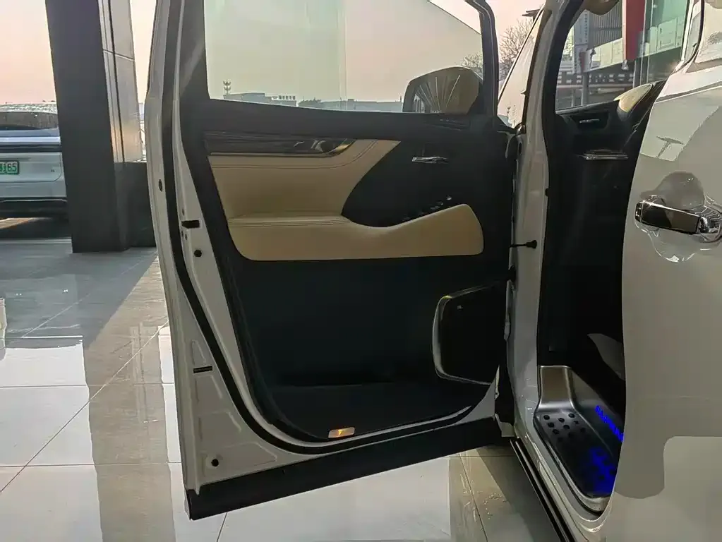 Toyota Alphard — фото 3