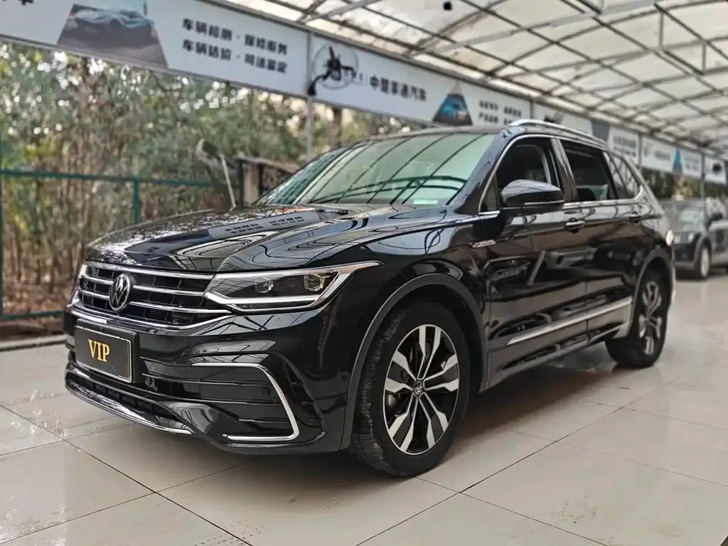Volkswagen Tiguan L — фото 1
