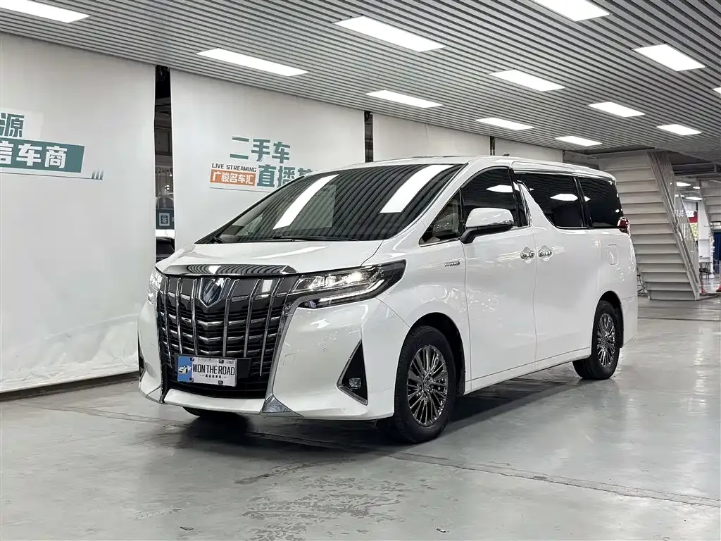 Toyota Alphard — фото 1