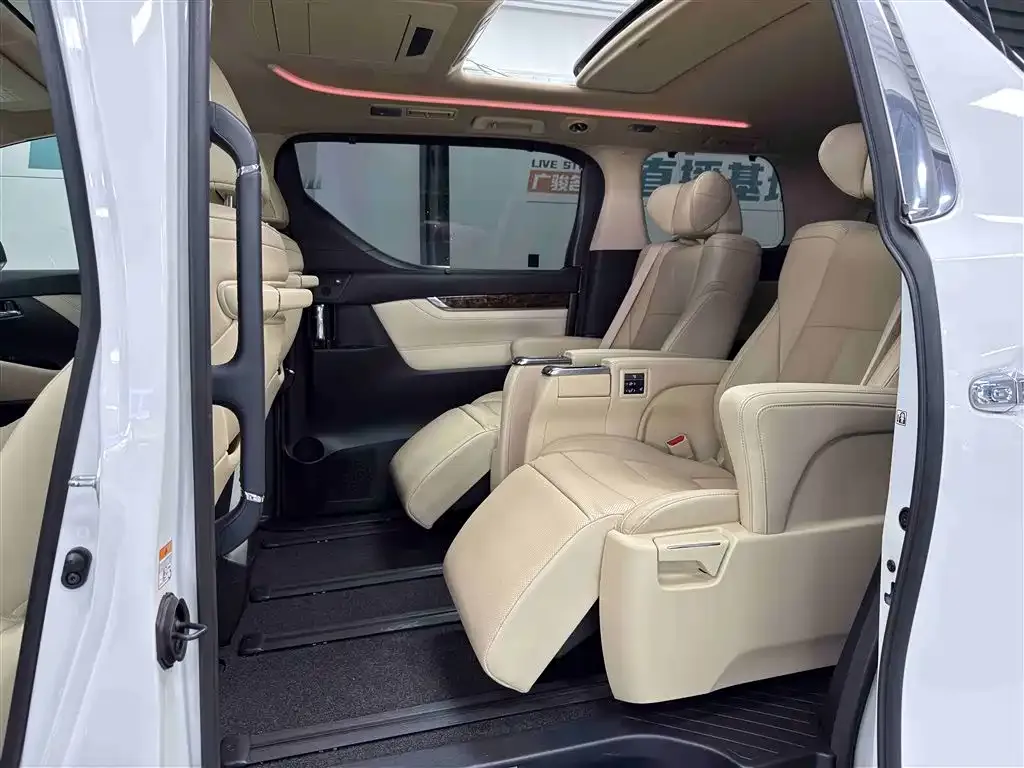 Toyota Alphard — фото 7