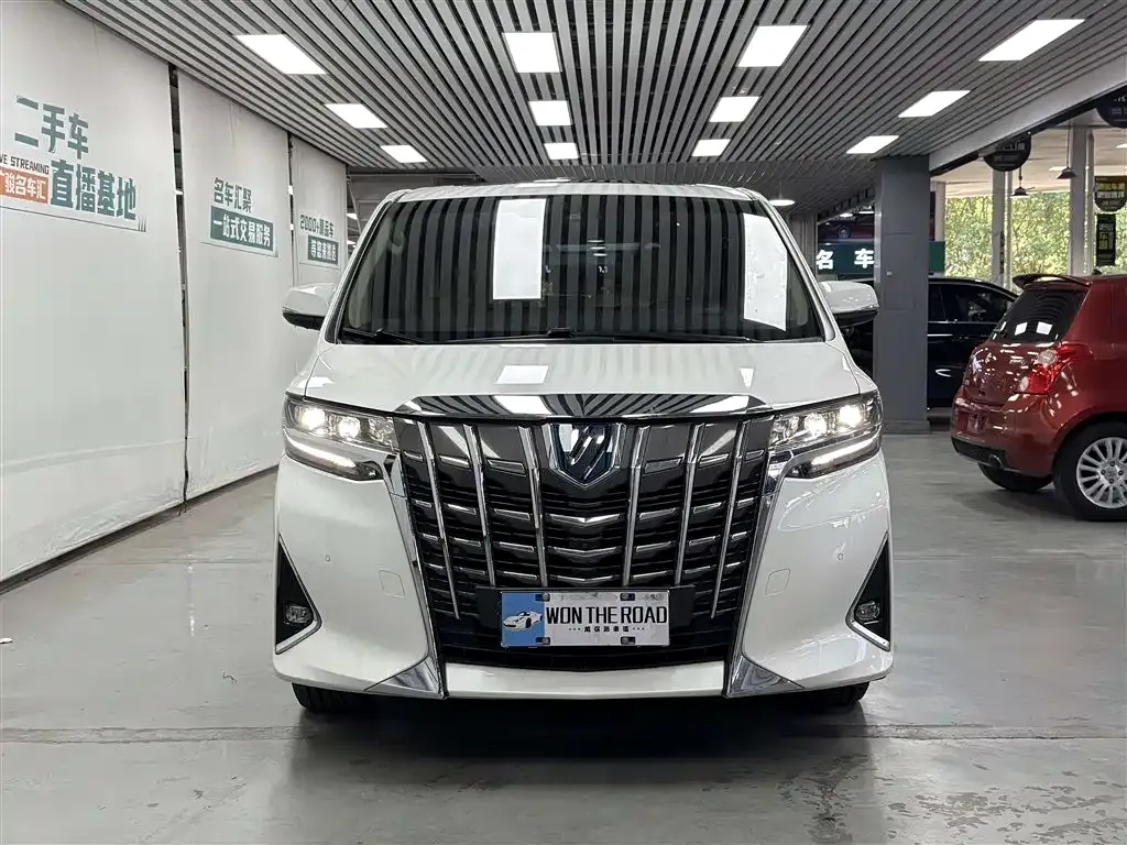 Toyota Alphard — фото 5