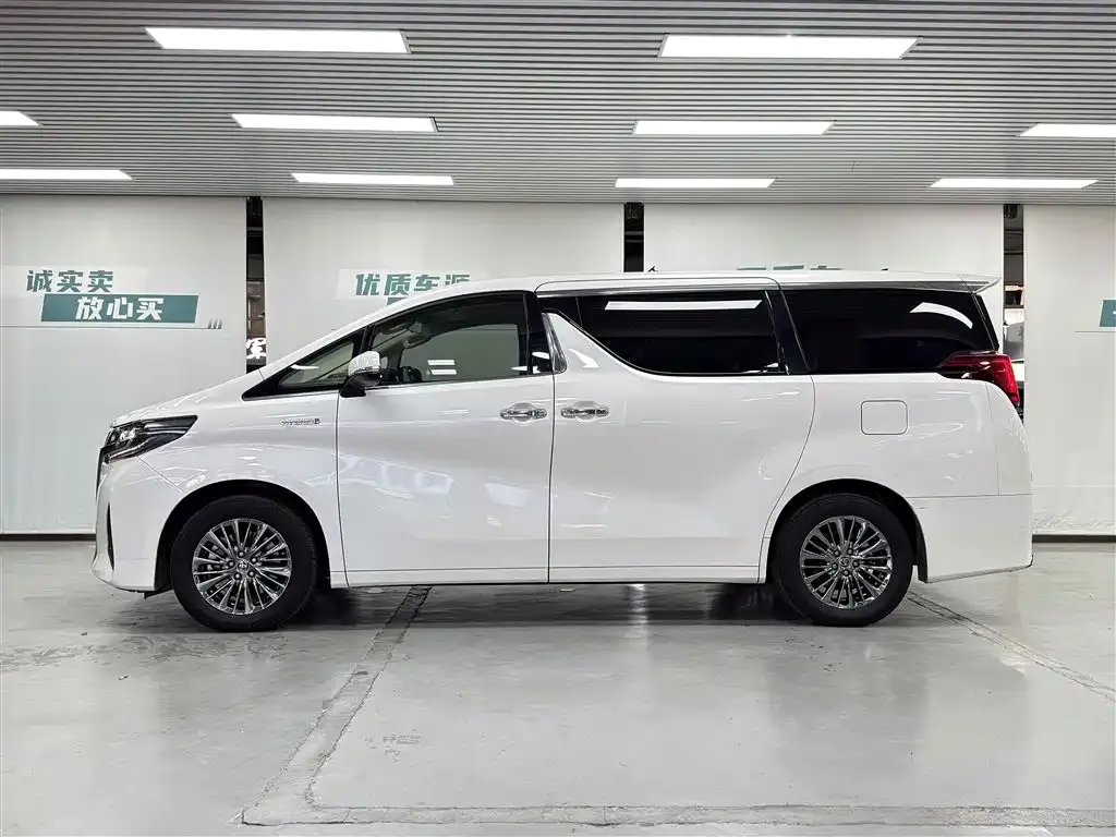Toyota Alphard — фото 2