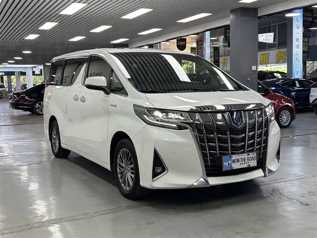 Toyota Alphard — фото 9