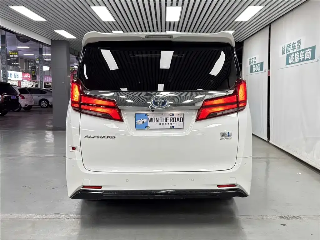 Toyota Alphard — фото 4