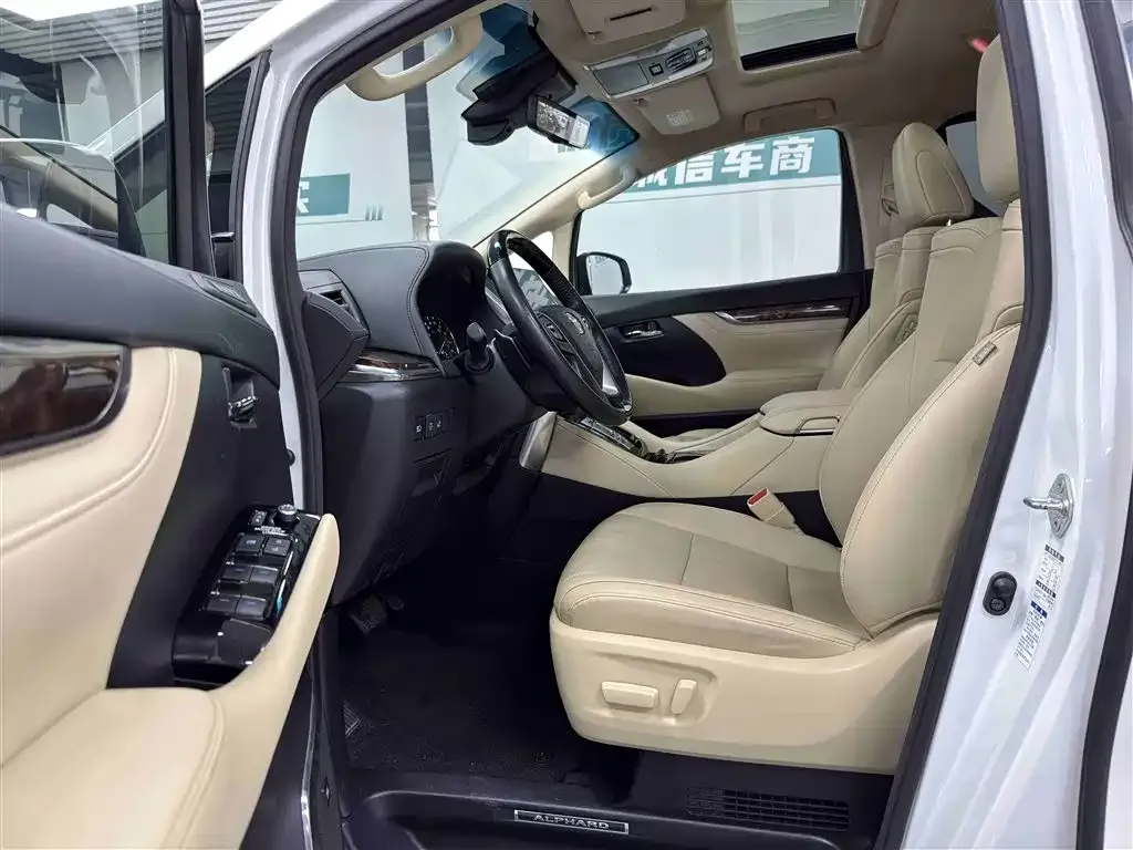 Toyota Alphard — фото 3