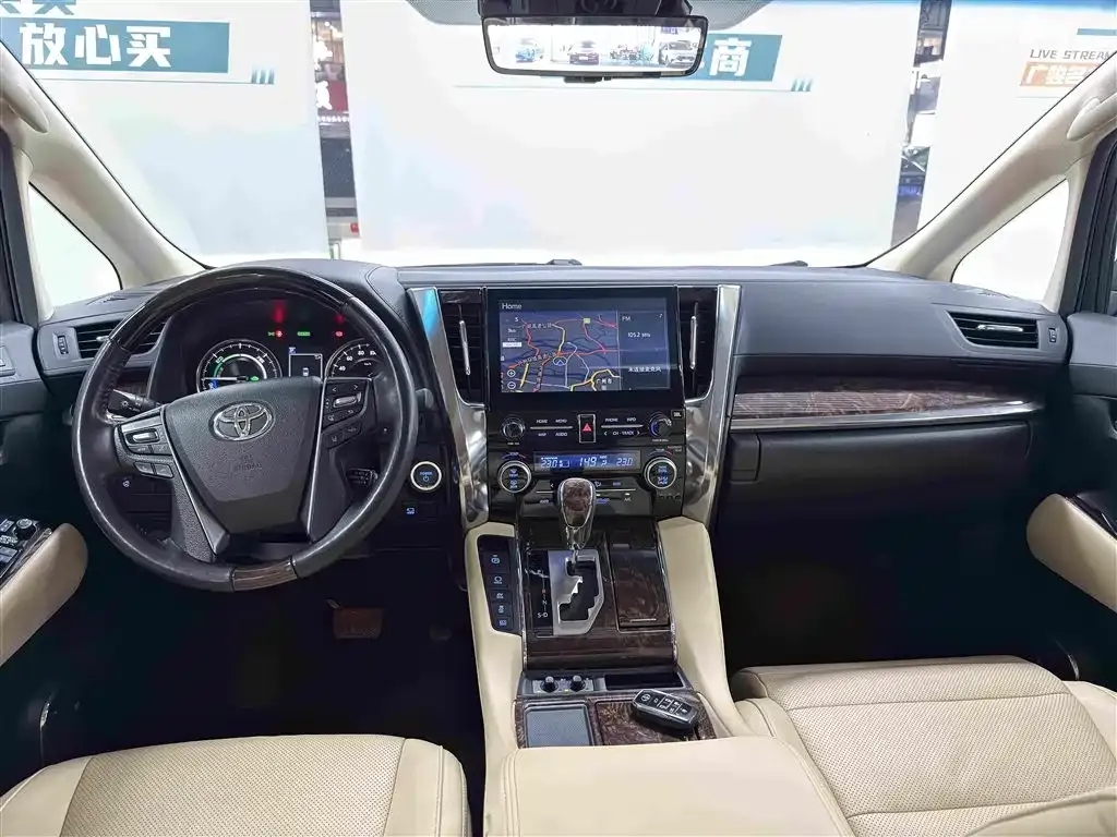 Toyota Alphard — фото 8
