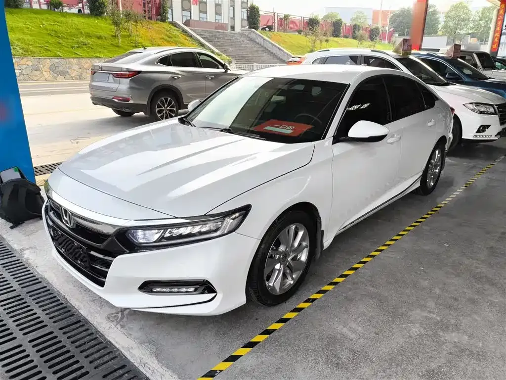 Honda Accord — фото 1
