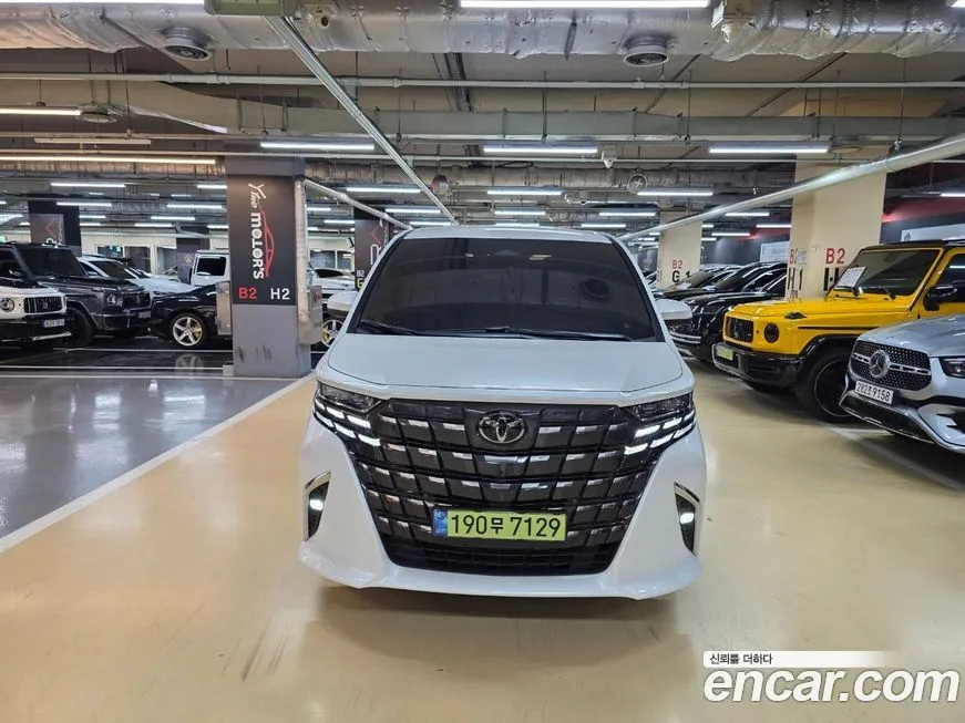 Toyota Alphard — фото 1