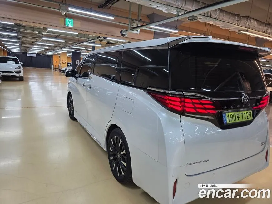 Toyota Alphard — фото 5