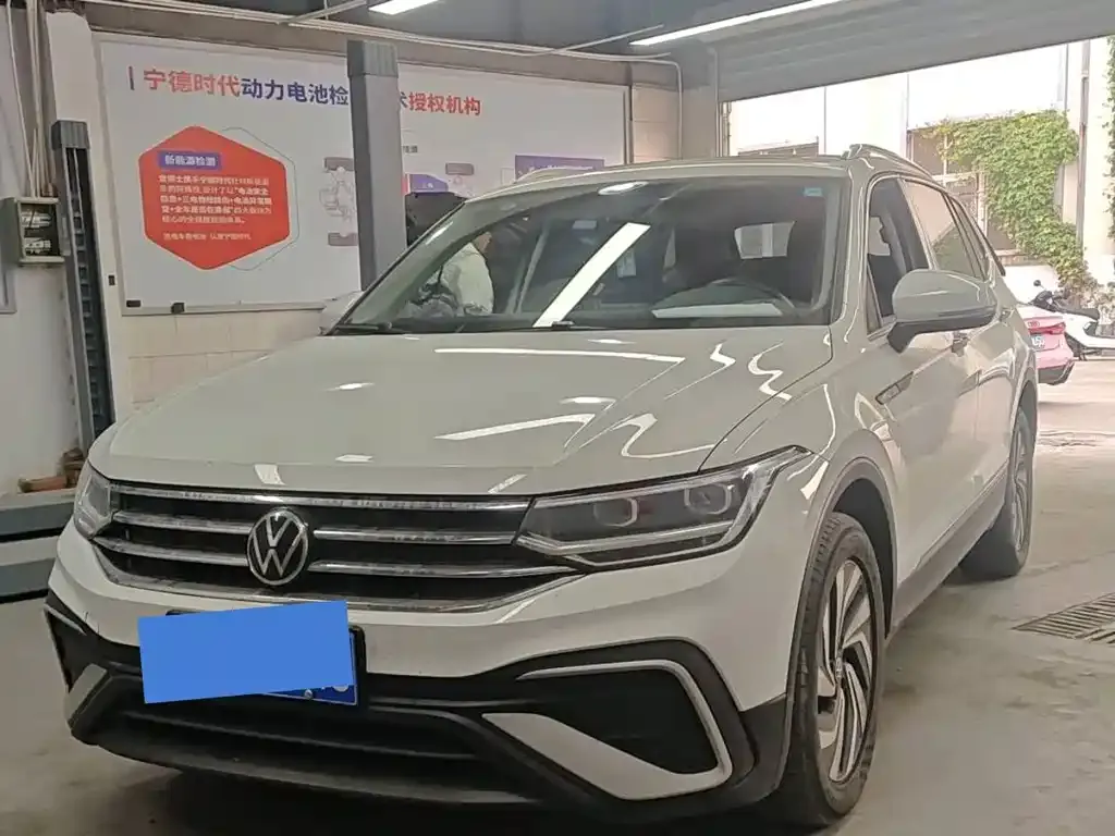 Volkswagen Tiguan L — фото 1
