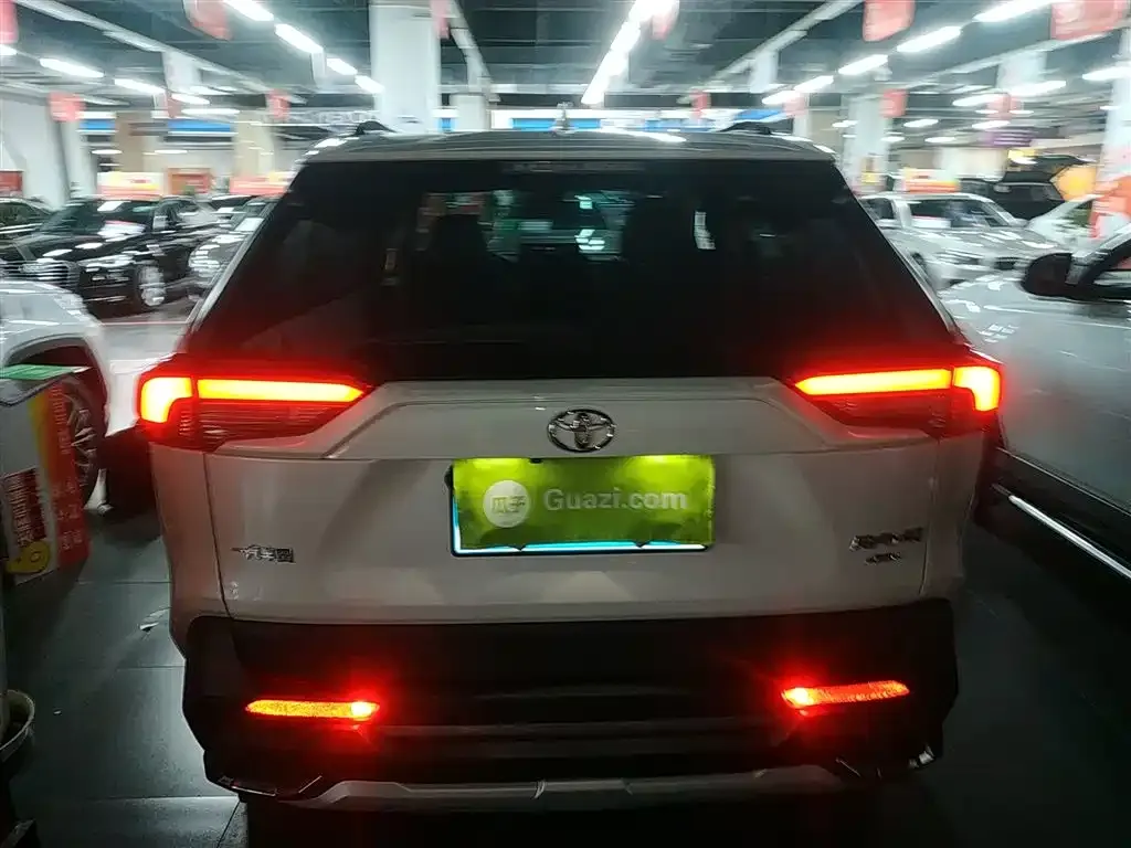 Toyota RAV4 — фото 7