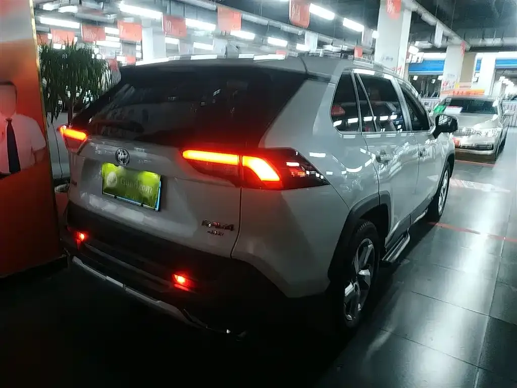 Toyota RAV4 — фото 10