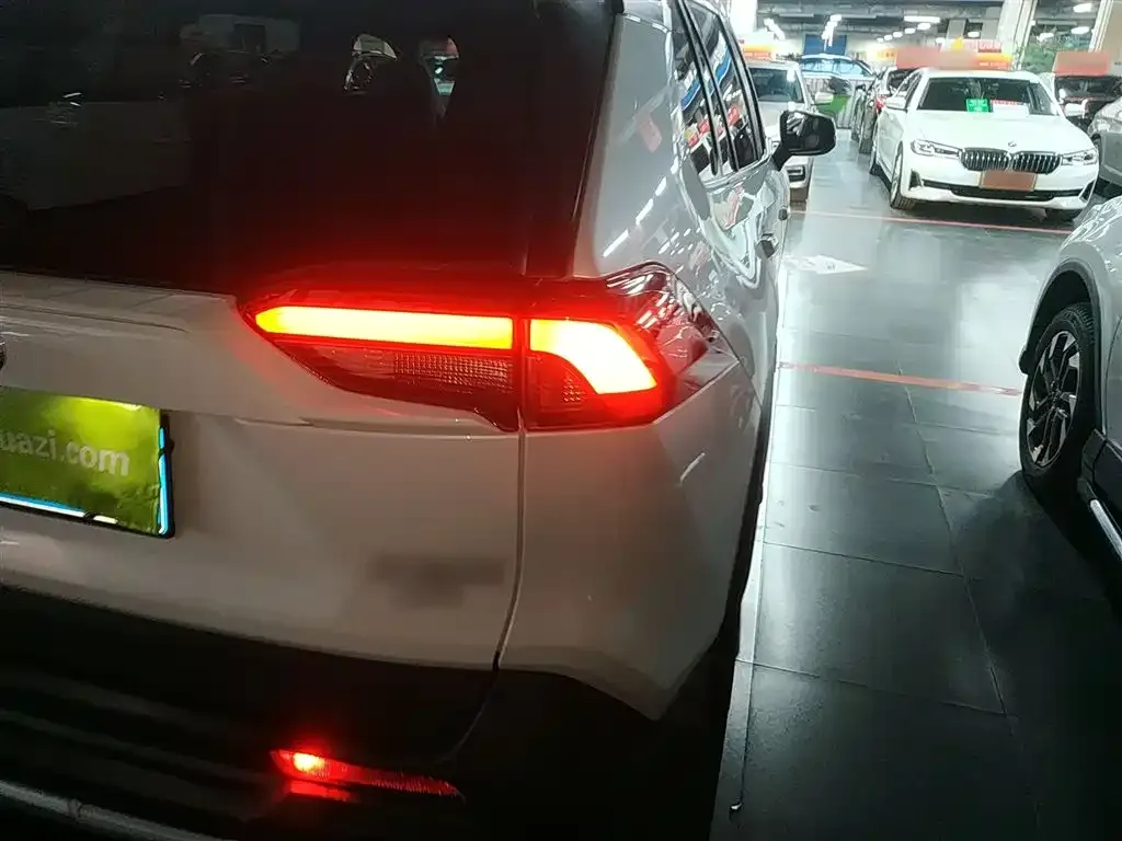 Toyota RAV4 — фото 8
