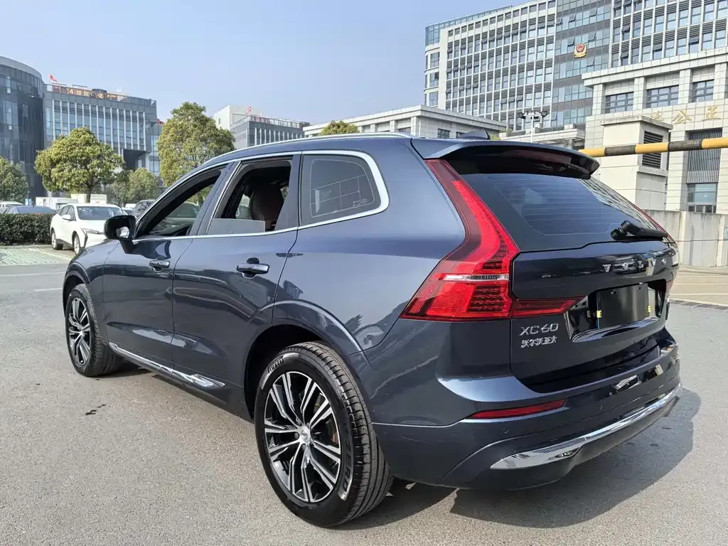 Volvo XC60 — фото 10