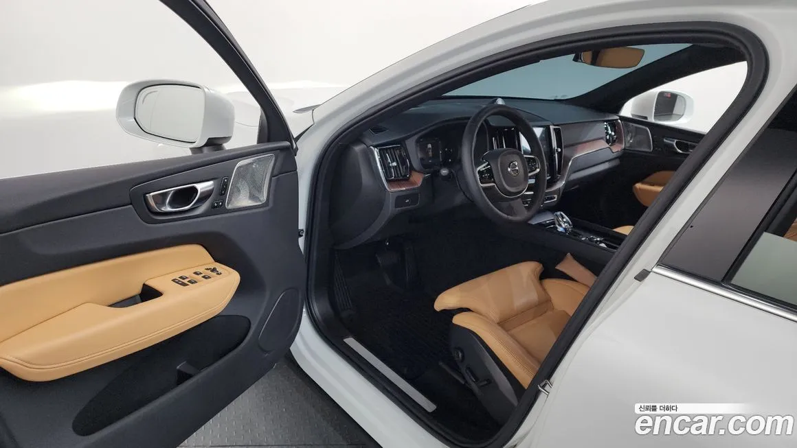 Volvo XC60 — фото 10