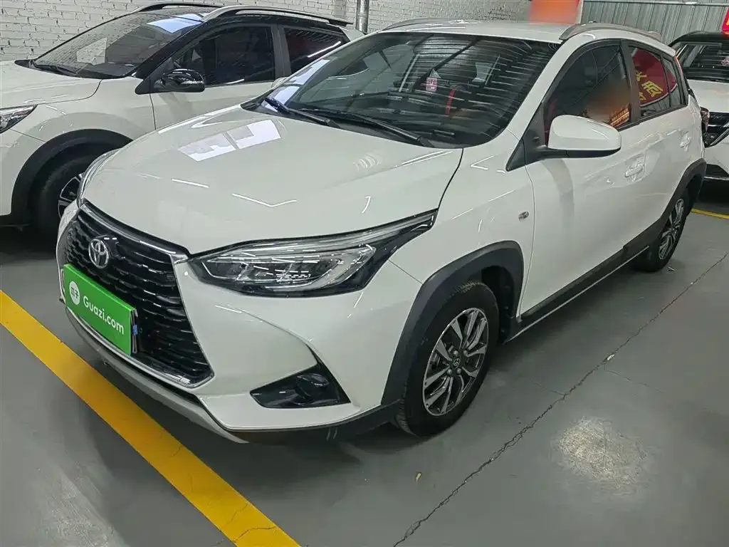 Toyota Yaris L — фото 1