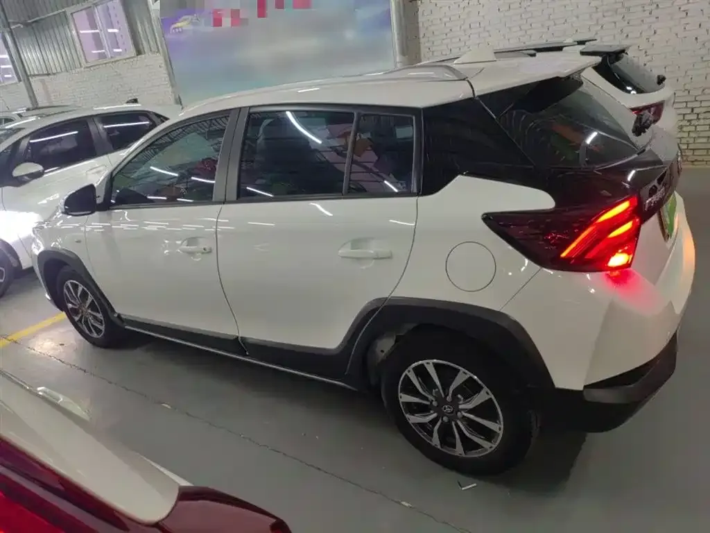 Toyota Yaris L — фото 4
