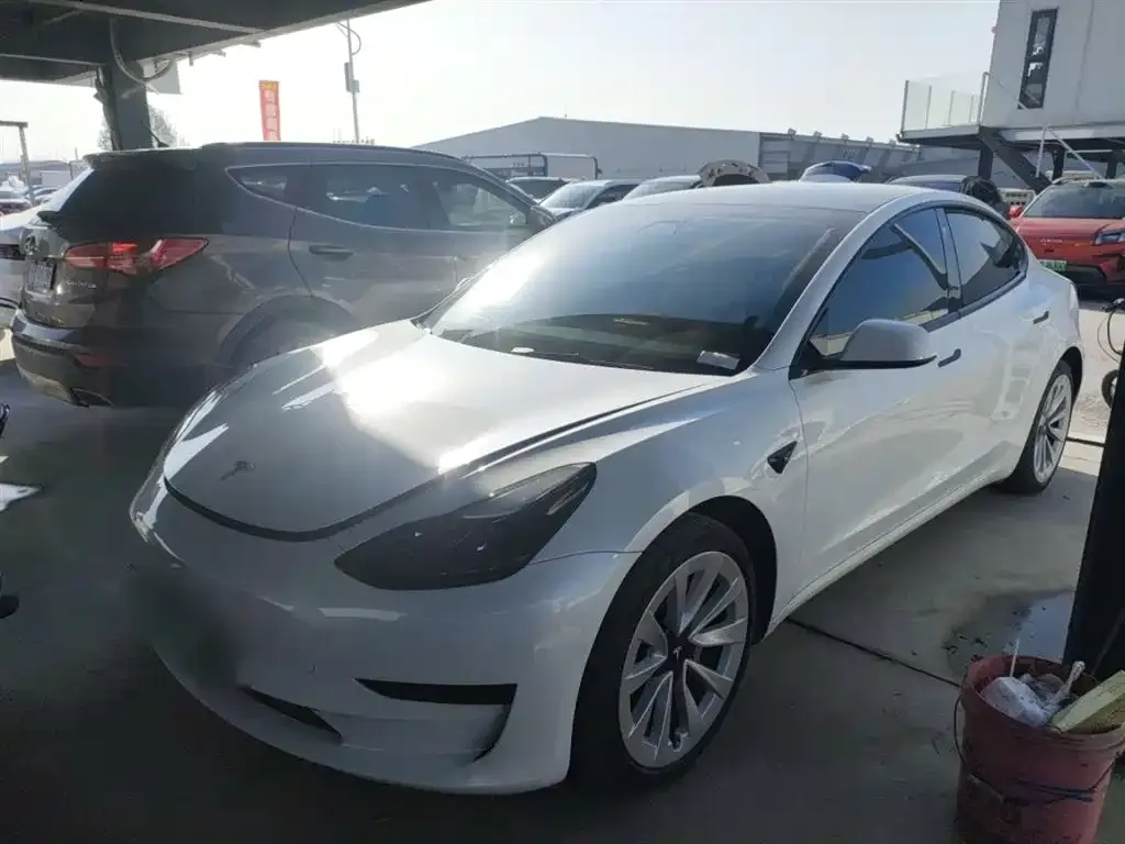 Tesla Model 3 — фото 1