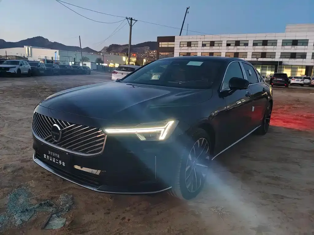 Volvo S90 — фото 1