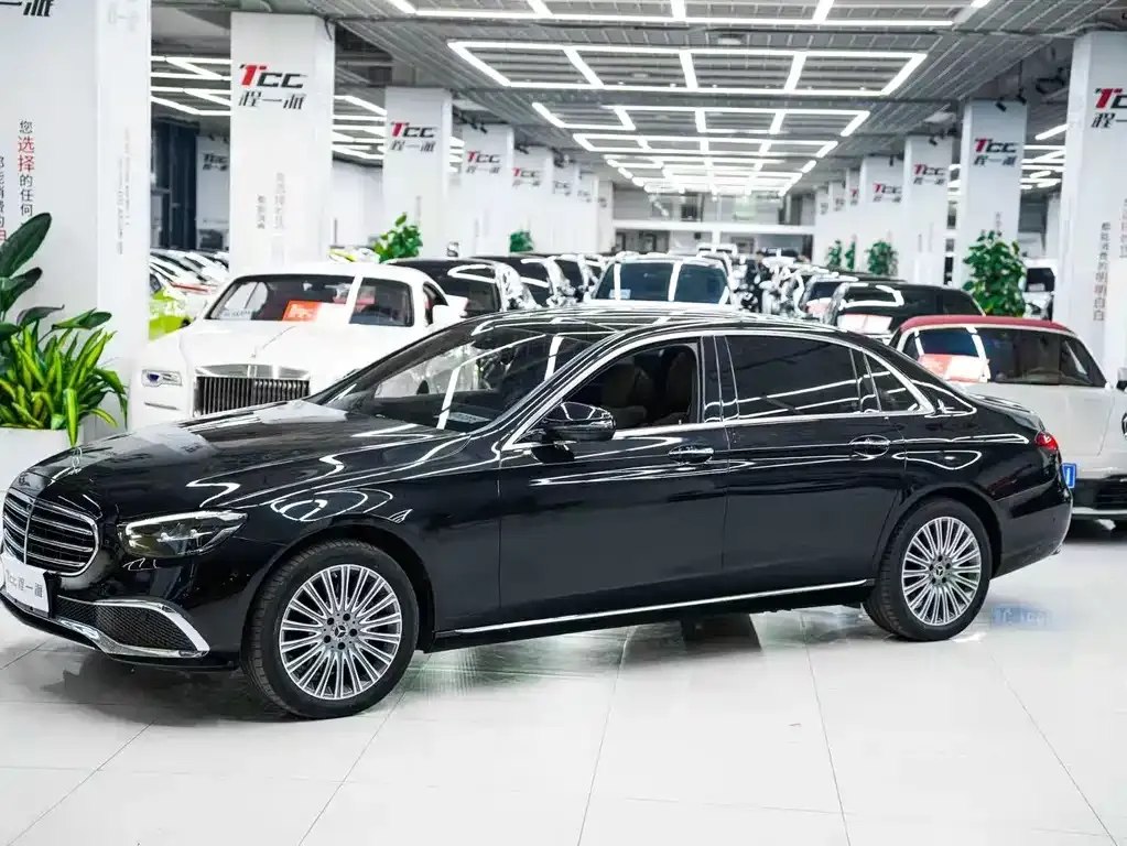 Mercedes-Benz E-Class — фото 1