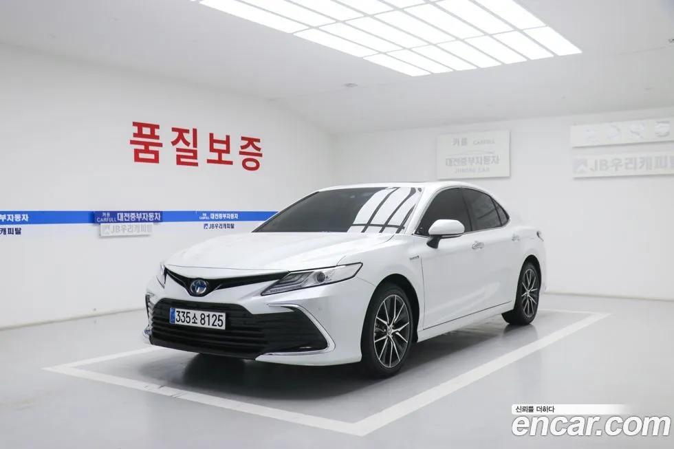 Toyota Camry — фото 1