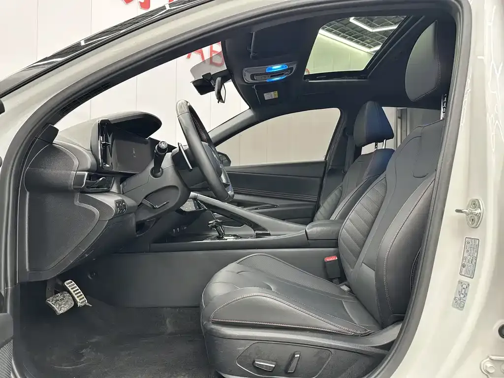 Hyundai Elantra — фото 7