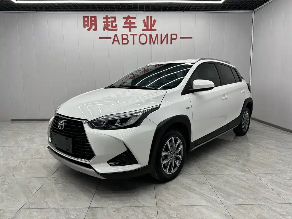 Toyota Yaris L — фото 1