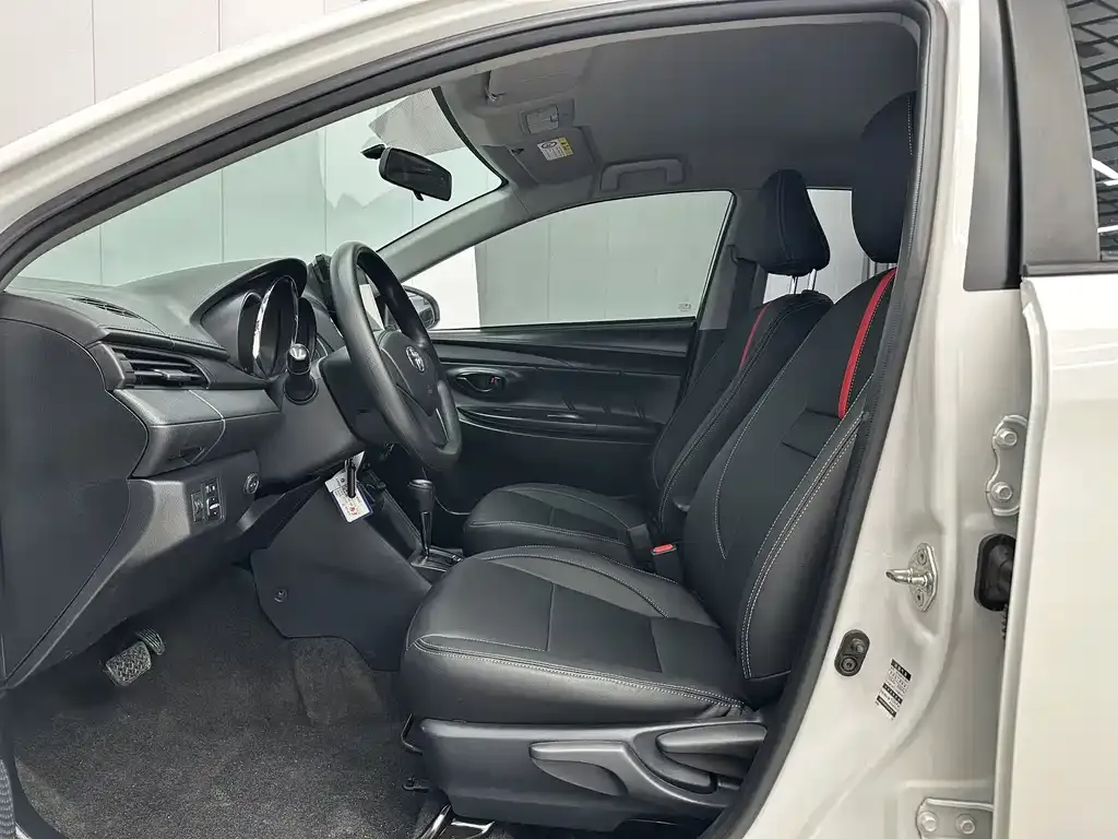 Toyota Yaris L — фото 10