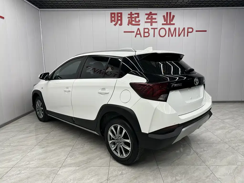 Toyota Yaris L — фото 2