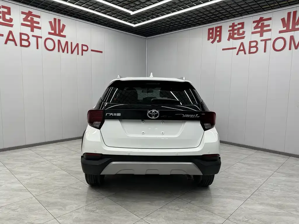 Toyota Yaris L — фото 4