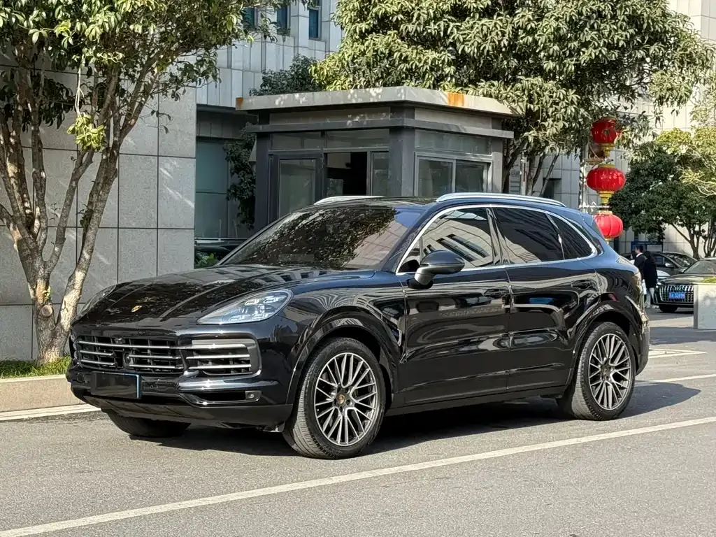 Porsche Cayenne — фото 1