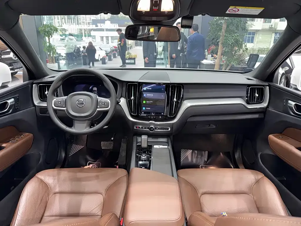 Volvo XC60 — фото 9