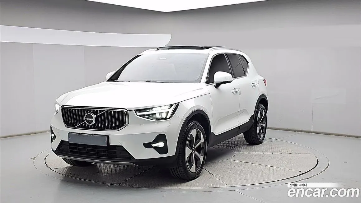 Volvo XC40 — фото 1