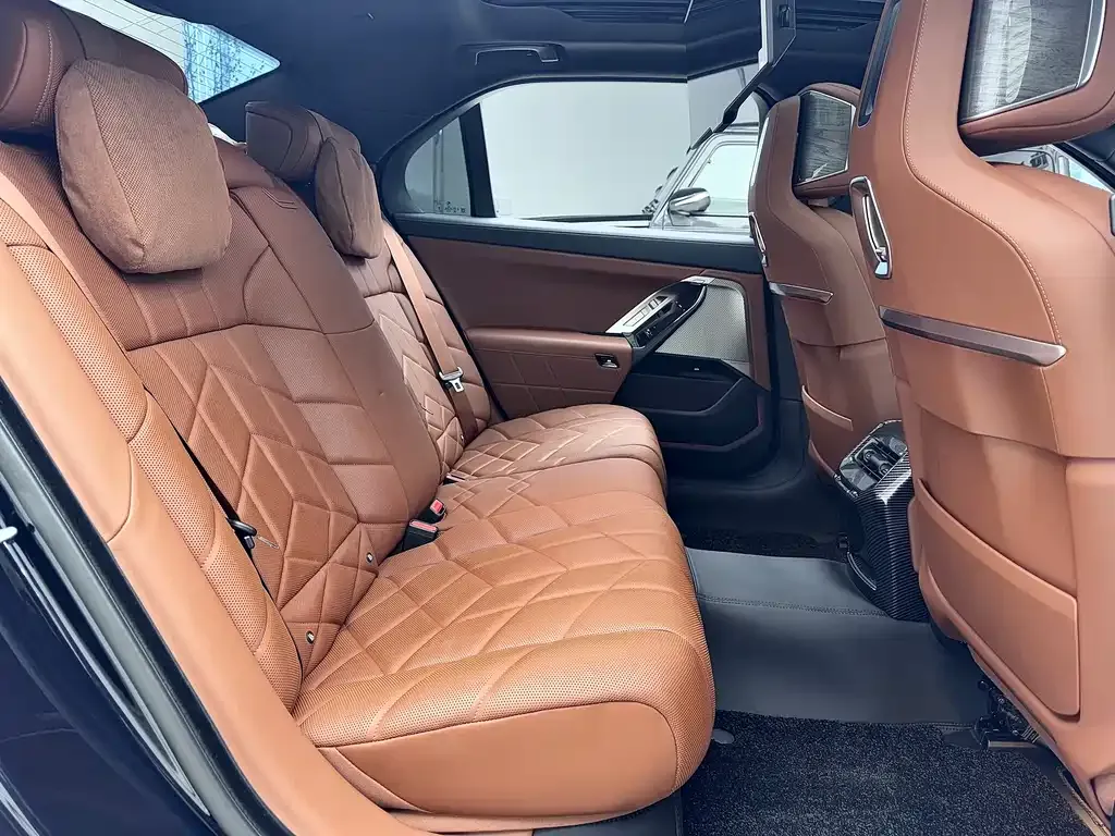 BMW i7 — фото 9
