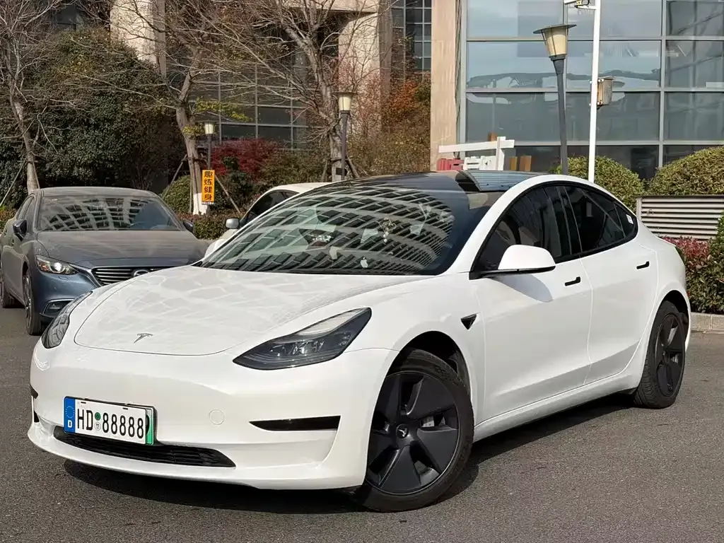 Tesla Model 3 — фото 1