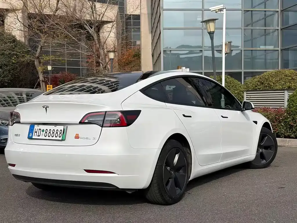 Tesla Model 3 — фото 8